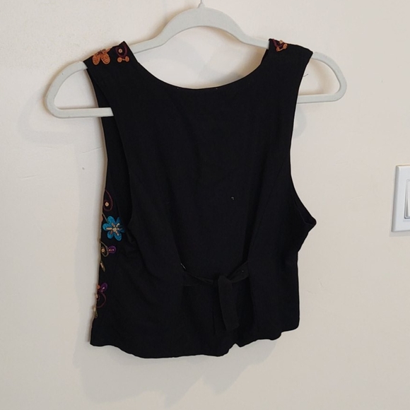 🔥 4/$20 Embroidered vest - Picture 4 of 5